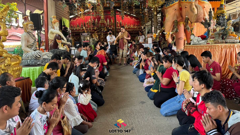 คอหวยแห่ส่อง