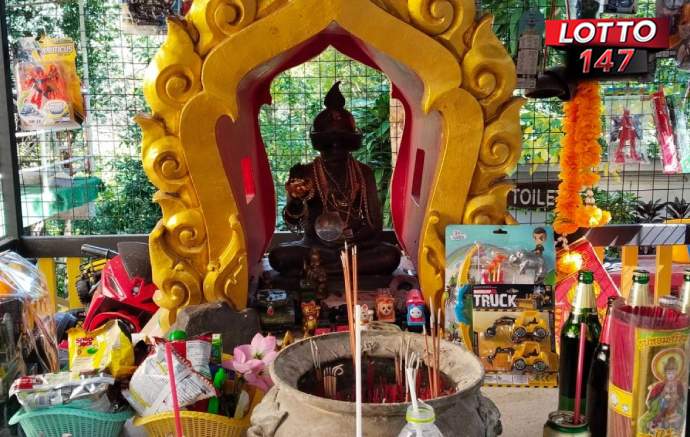 แห่ขอโชค “กุมารโข่ง” วัดเขาไม้แดง คึกคักก่อนหวยออก