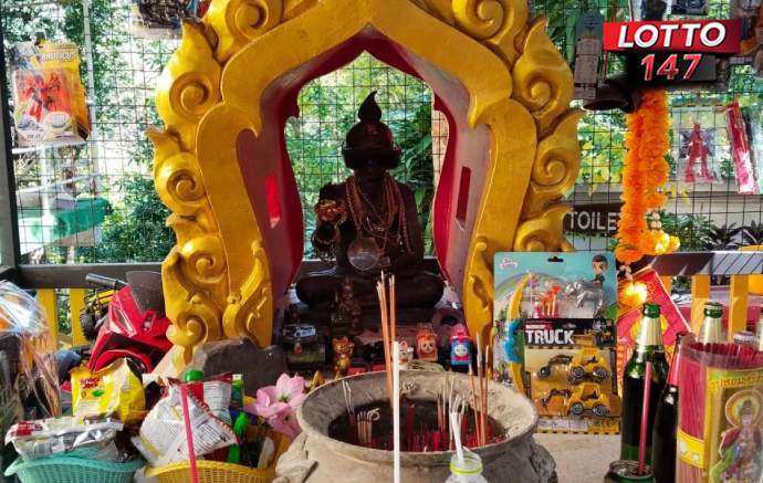 ใกล้หวยออก แห่ขอโชคกุมารโข่งวัดเขาไม้แดง